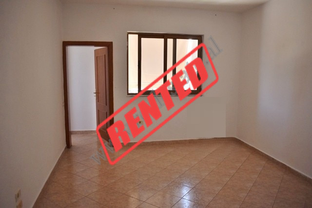 Apartament 2+1 me qira ne rrugen Abdyl Pajo prane Concord Center ne Tirane.
Pozicionohet ne katin 6